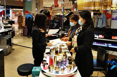 貴陽市市場監(jiān)管局加強化妝品經(jīng)營企業(yè)日常監(jiān)管與疫情防控檢查